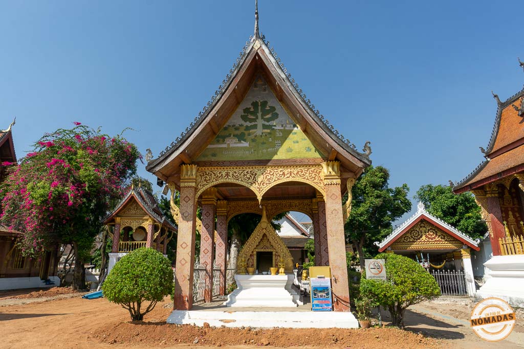 Entrada al Wat Manorom, un templo budista de gran importancia histórica en Luang Prabang, Laos.
