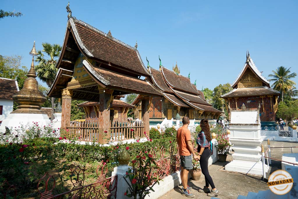 Pareja visitando el Wat Xieng Thong, el templo budista más emblemático de Luang Prabang, Laos.

