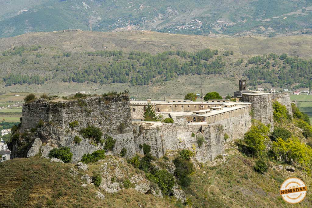 Vista del Castillo de Gjirokastër, una fortaleza de piedra en la cima de una colina, un destino imprescindible al viajar a Albania por libre.