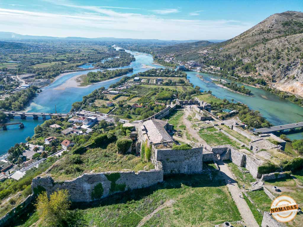 Vista aérea con drone del Castillo de Rozafa en Shkodër, mostrando las ruinas de la fortaleza y la confluencia de los ríos Buna y Drin.
