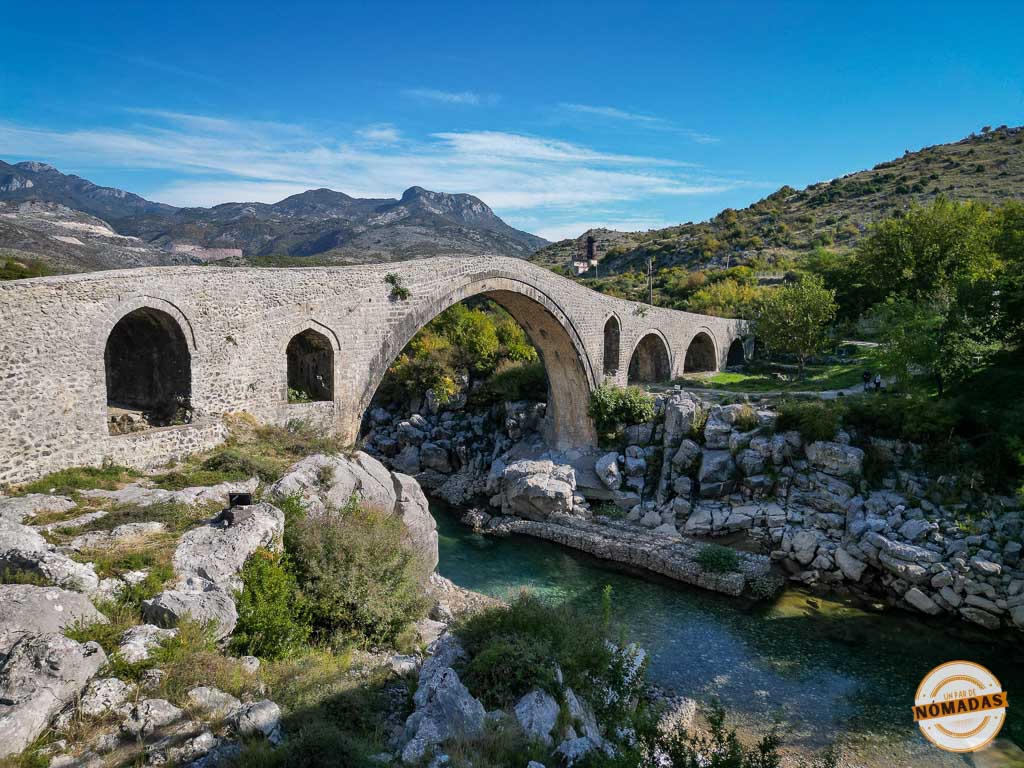 Puente de Mes (Ura e Mesit) sobre el río Kir cerca de Shkodër, una parada clave en un itinerario para viajar a Albania por libre.