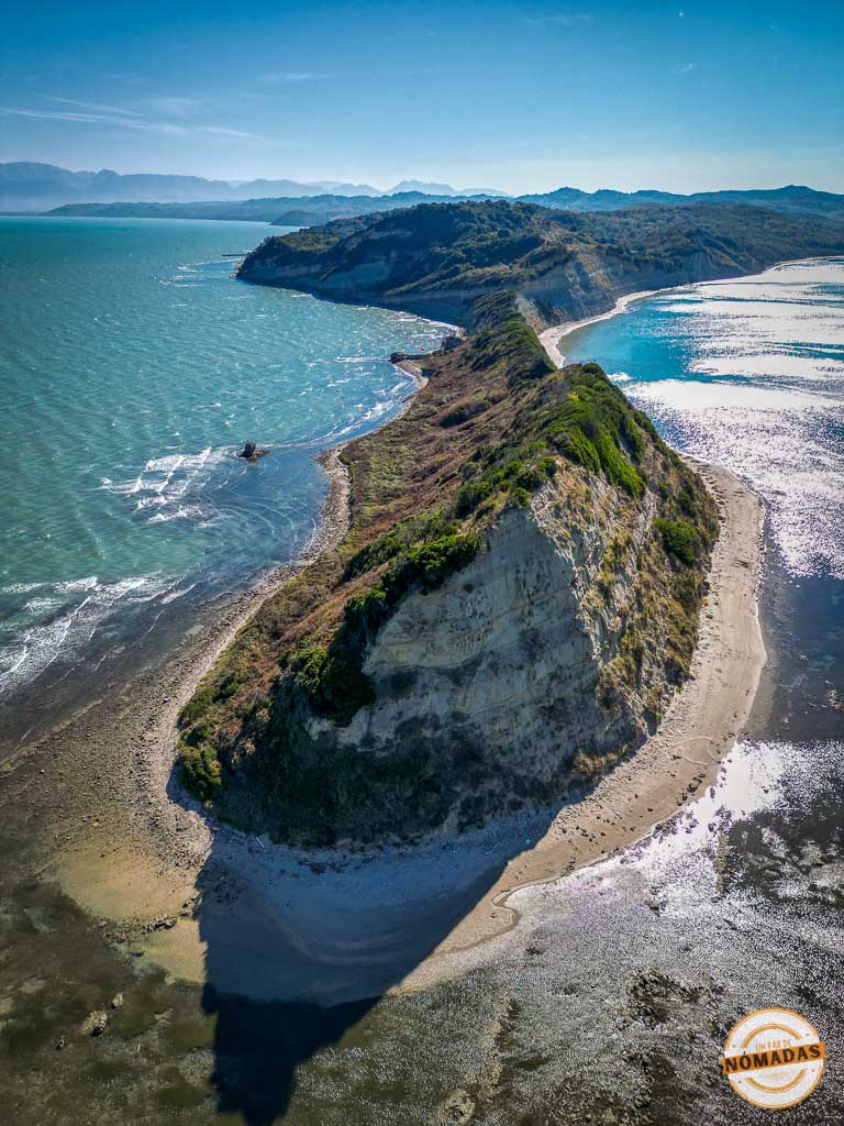 Vista aérea con drone del Kepi i Rodonit (Cabo de Rodon), una península con acantilados sobre el mar Adriático en Albania.