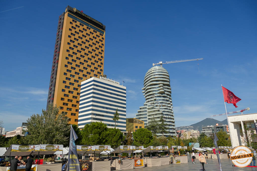 Vista de los modernos rascacielos del centro de Tirana, capital de Albania, en un día soleado, una visita clave al viajar por libre.