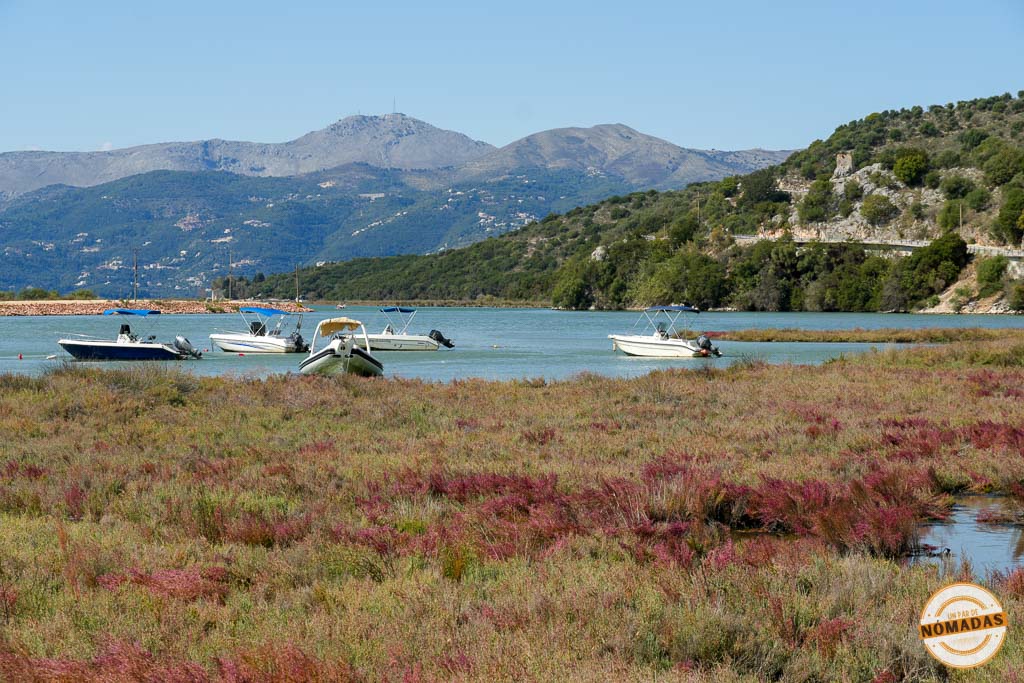 Pequeños barcos anclados en una laguna de la costa de Albania, una opción de transporte para moverse por libre y explorar playas.