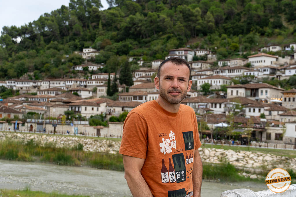 Hombre posando desde el barrio de Mangalem, un lugar imprescindible que ver en Berat, con vistas al barrio de Gorica