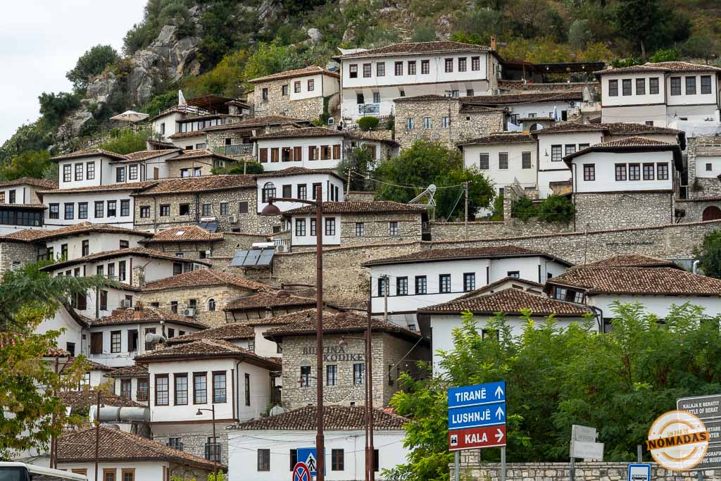 Detalle de las casas blancas y ventanas del Barrio de Mangalem