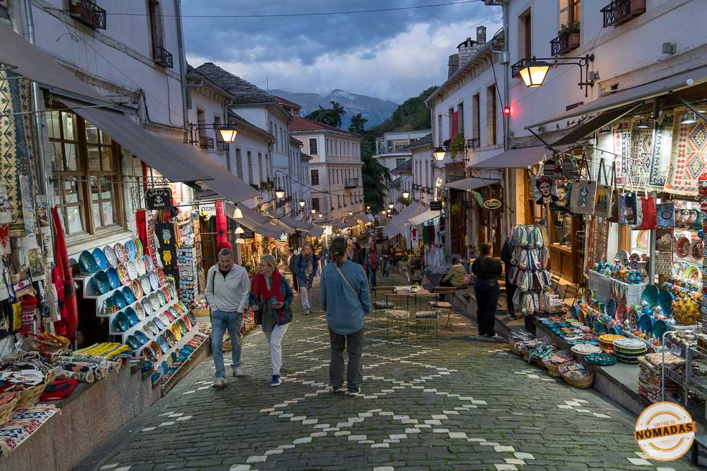 Gente paseando por el Bazar Otomano de Gjirokastër (Qafa e Pazarit) al atardecer, un lugar imprescindible que ver en la 'Ciudad de Piedra'.