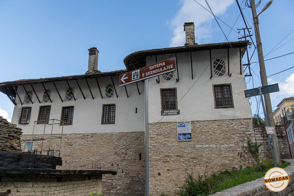 Fachada de la Casa Skenduli (Shtepia e Skendulajve), una casa-museo otomana