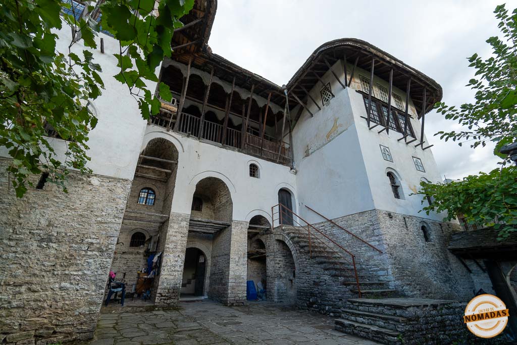 Patio interior y fachada de la Casa Zekate, una impresionante casa-torre otomana fortificada