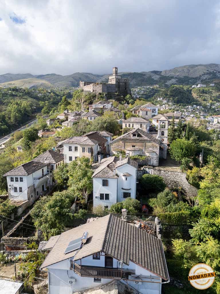 Vista aérea de las casas torre (kullë) de Gjirokastër, un tipo de arquitectura única que ver en la Ciudad de Piedra.