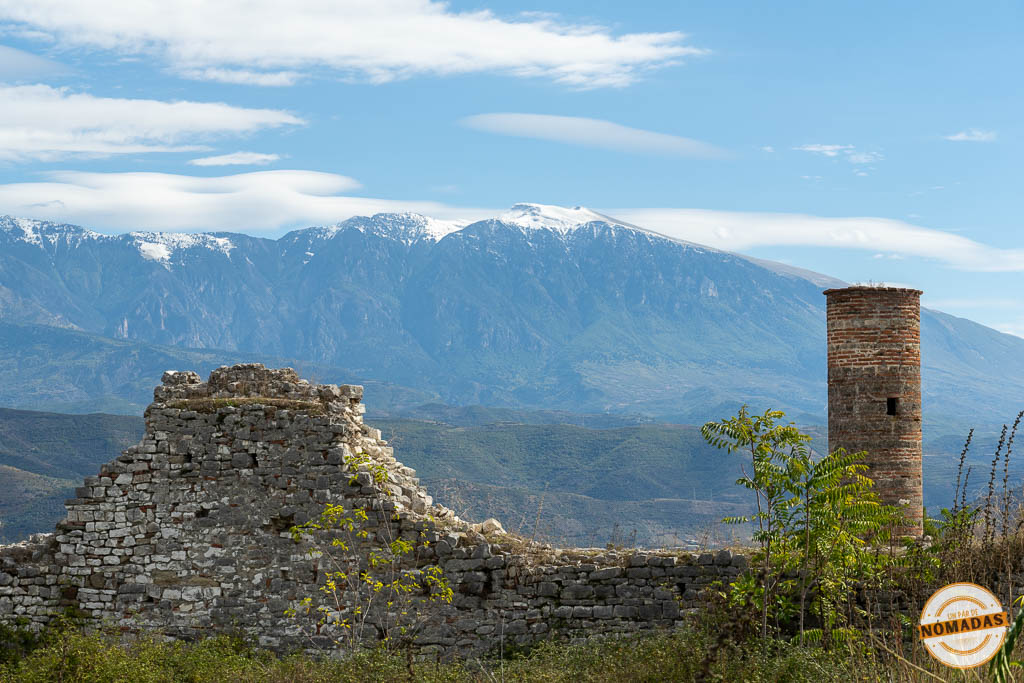 Ruinas del Castillo de Berat con el minarete de la Mezquita Roja y el Monte Tomorr nevado al fondo, una vista espectacular que ver en Berat.