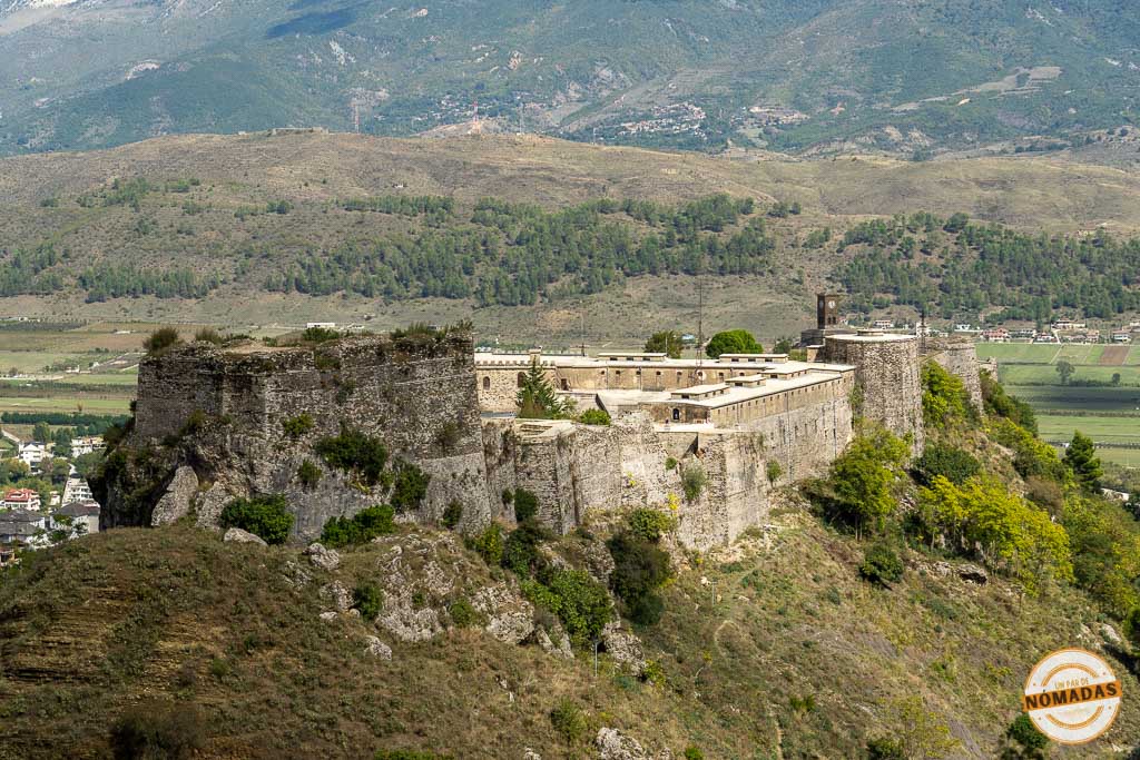 Vista panorámica del Castillo de Gjirokastër en lo alto de la colina, la visita más importante que ver en Gjirokastër.