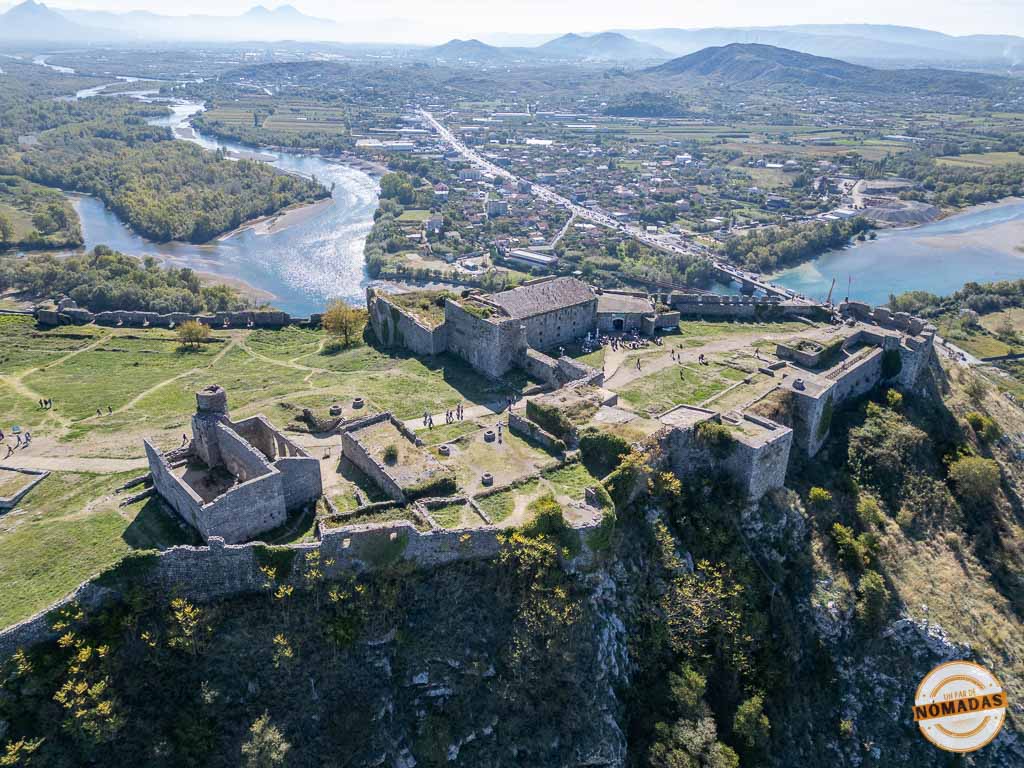 Vista aérea con dron de las ruinas y murallas del Castillo de Rozafa en Shkodër, con la confluencia de los ríos Buna y Drin al fondo.