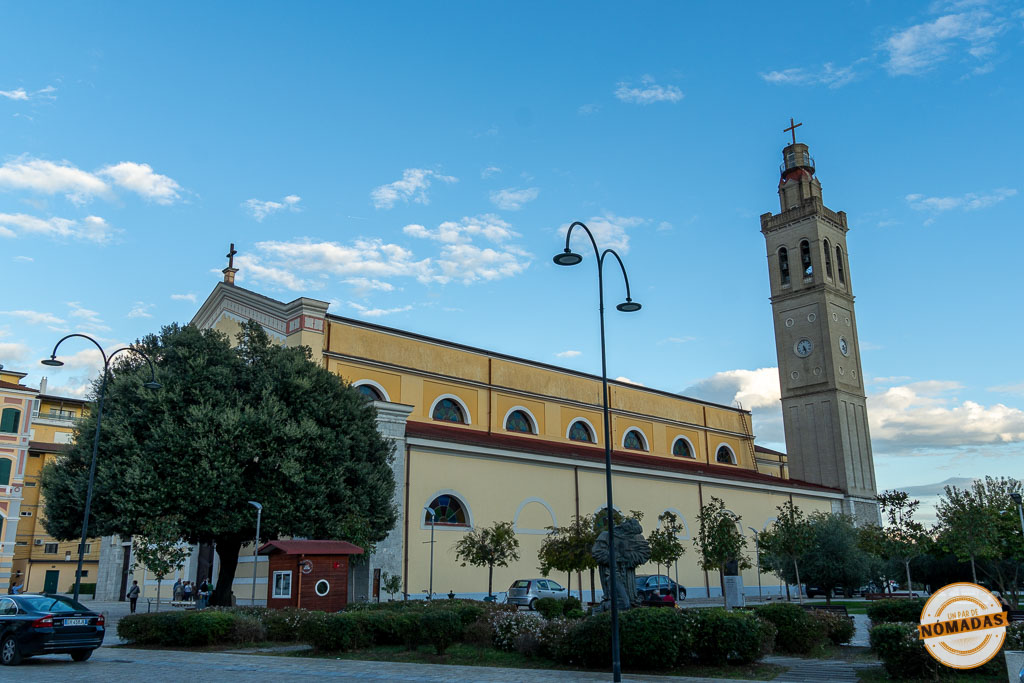 Vista exterior de la Catedral de San Esteban (Kisha e Madhe) en Shkodër con su alto campanario, un lugar imprescindible que ver en la ciudad.