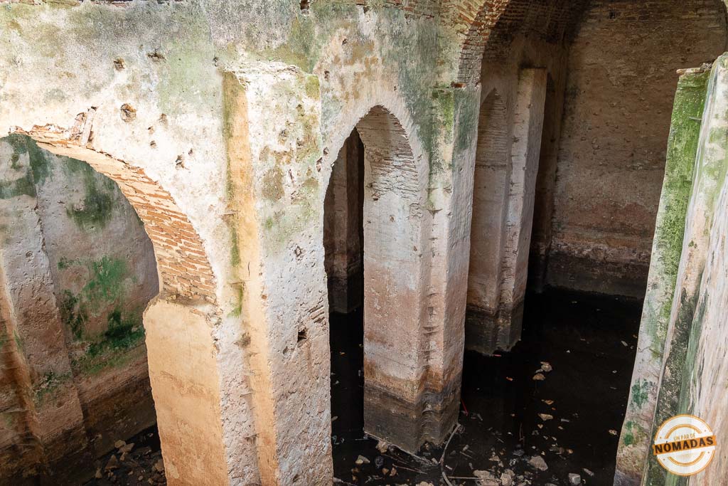 Interior de la antigua cisterna de agua del Castillo de Berat, con sus arcos y columnas de piedra, un lugar curioso que ver en Berat.