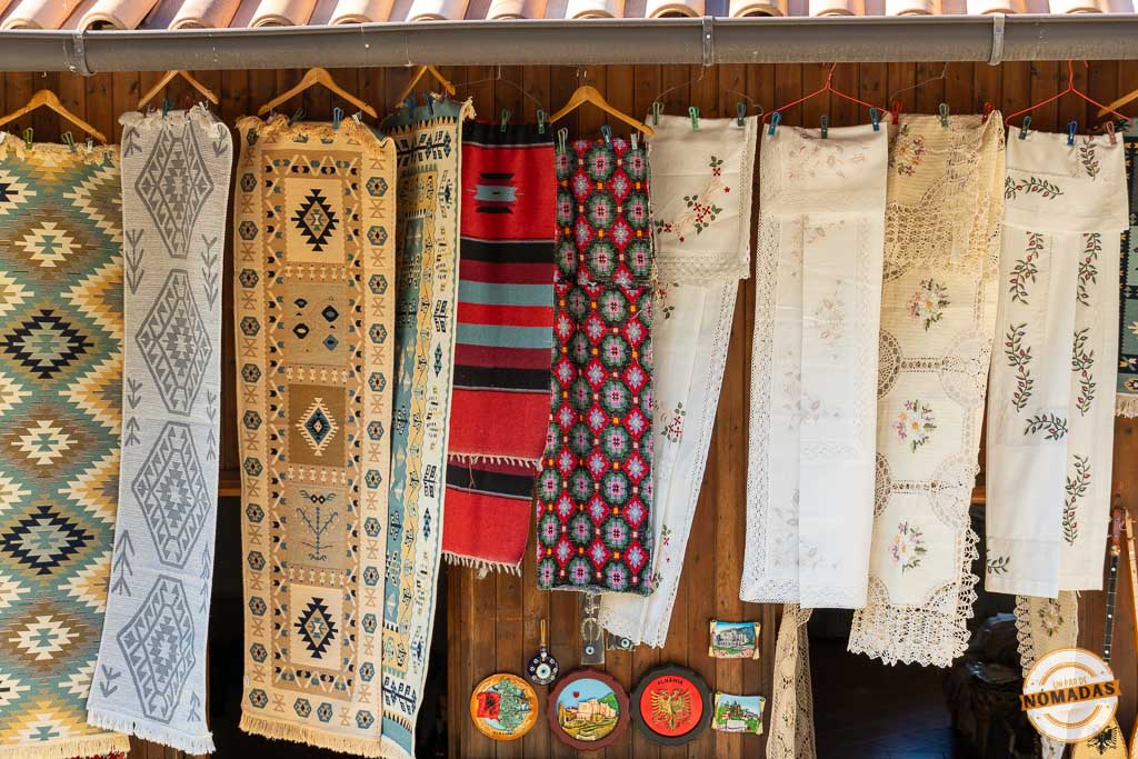 Alfombras (qilim) y textiles tradicionales albaneses a la venta en el Bazar de Krujë, un consejo es comprar artesanía local.