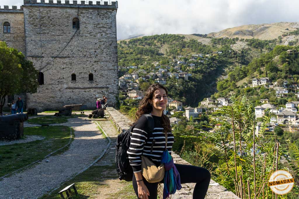 Mujer en el Castillo de Gjirokastër con vistas a las casas otomanas.