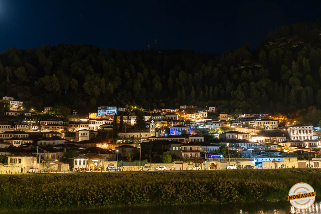 Vista nocturna del barrio de Mangalem
