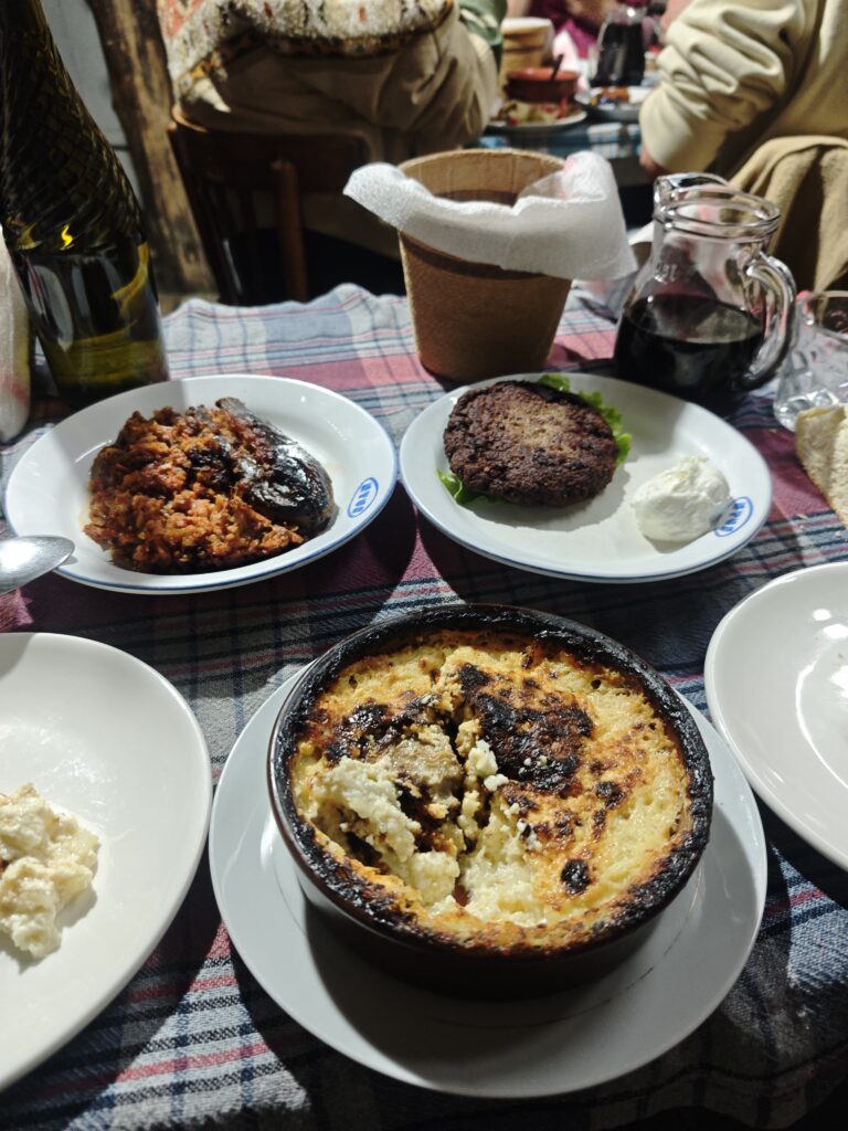 Platos de comida tradicional albanesa, como moussaka y berenjena rellena, en la mesa del famoso restaurante Homemade Food Lili en Berat.