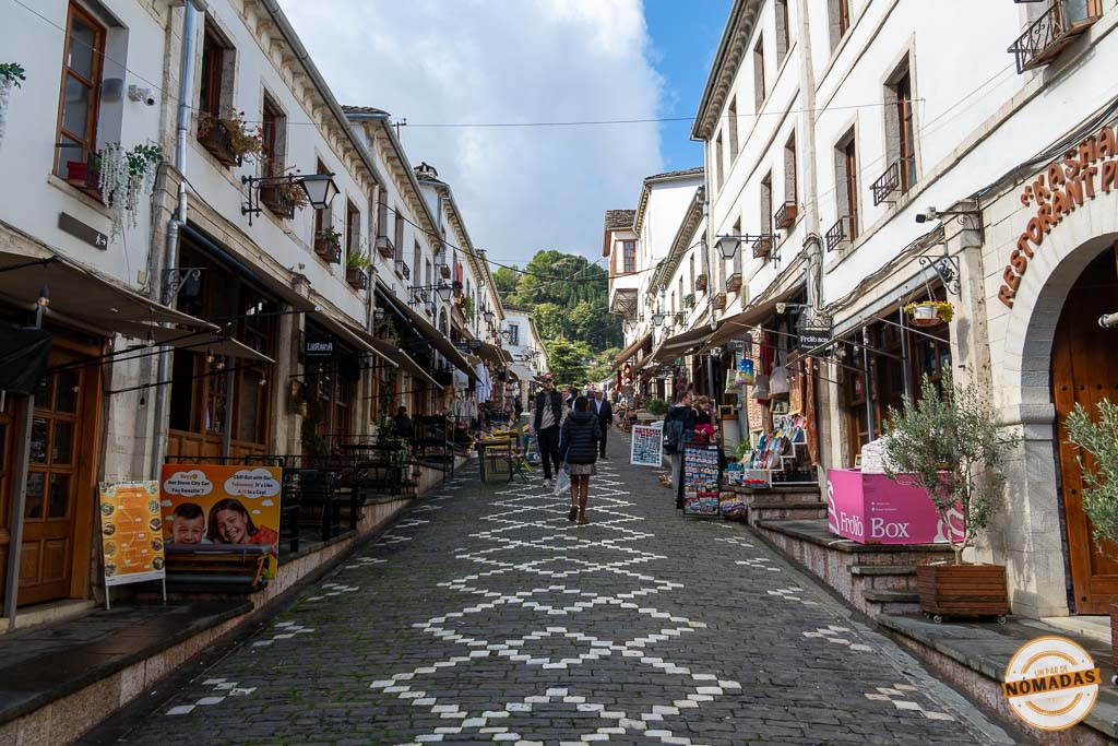 Calle principal del Bazar de Gjirokastër, el mejor lugar donde comer en Gjirokastër.