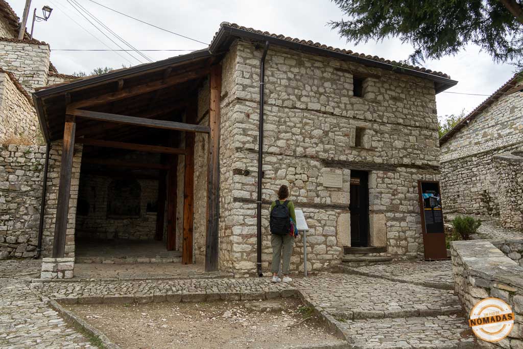 Viajera observando la Iglesia porticada de San Jorge (Kisha e Shën Gjergjit), un edificio histórico que ver en el Castillo de Berat.