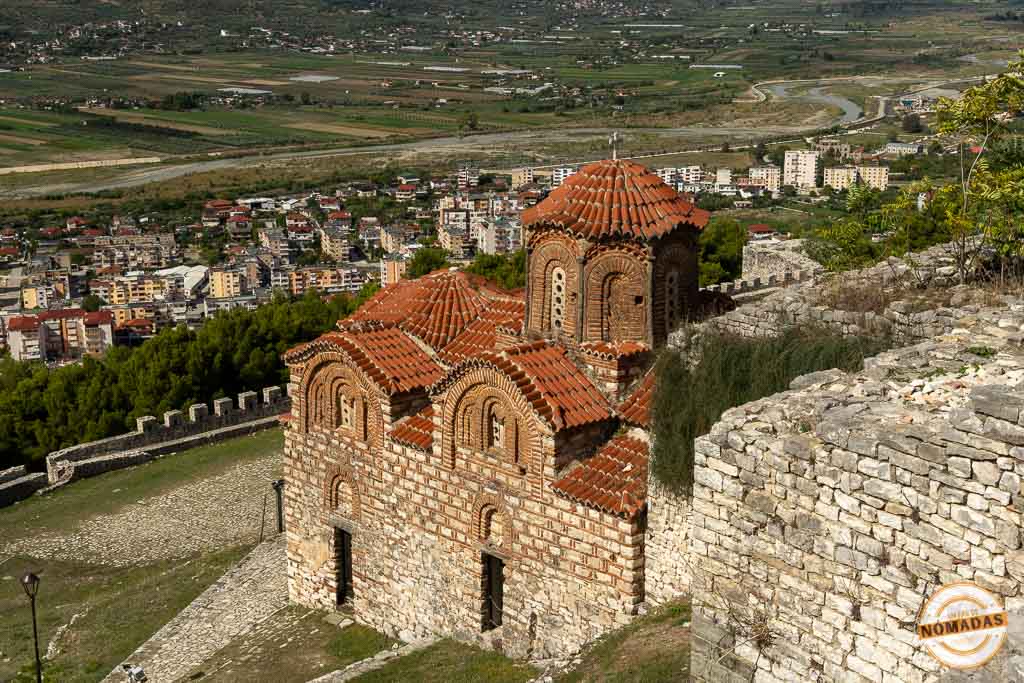 La Iglesia de la Santísima Trinidad (Kisha e Shën Triadhës) en el Castillo de Berat, una joya bizantina que ver con vistas al valle.