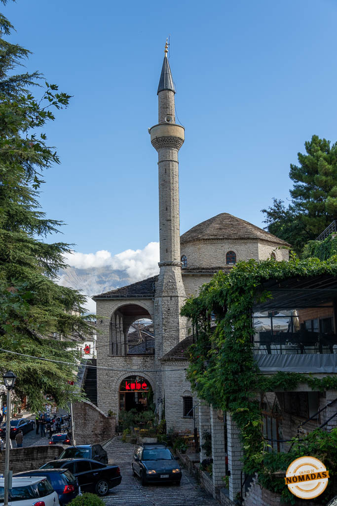 Vista de la Mezquita del Bazar (Xhamia e Pazarit), un monumento histórico que ver en Gjirokastër, situada en el centro del bazar.