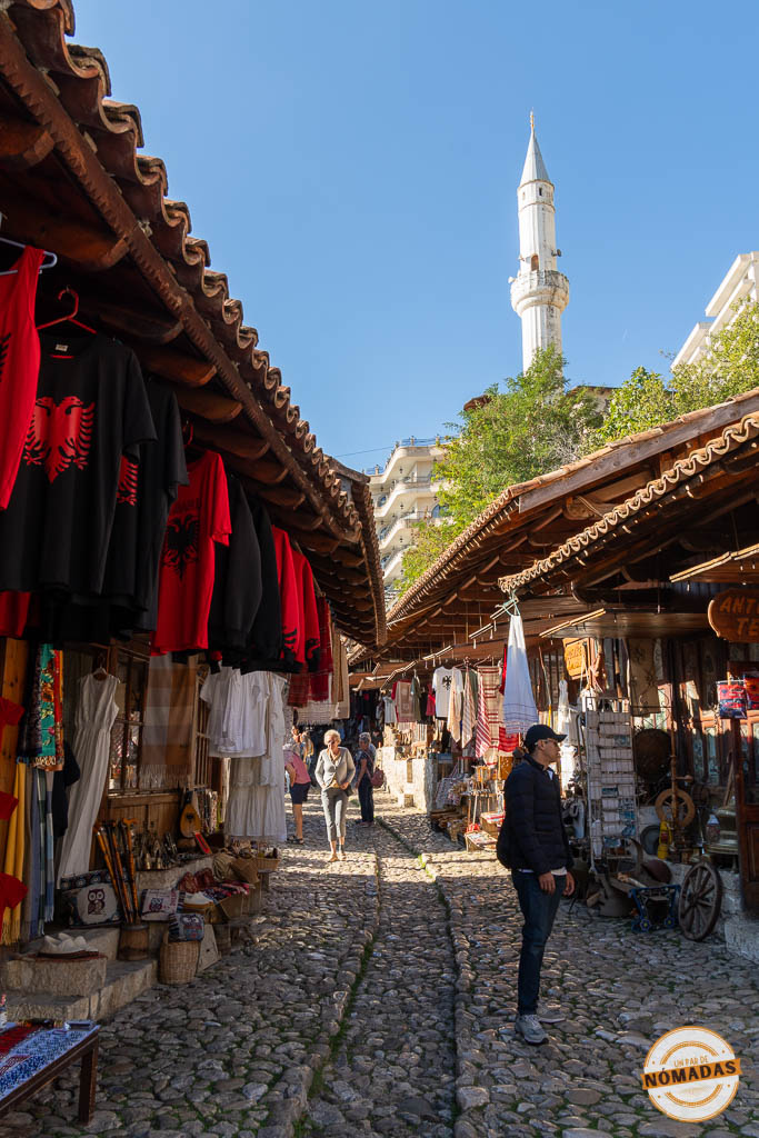 Minarete de la Mezquita del Bazar de Krujë (Xhamia e Pazarit) visto desde el Antiguo Bazar Otomano, un lugar clave que ver en Krujë.