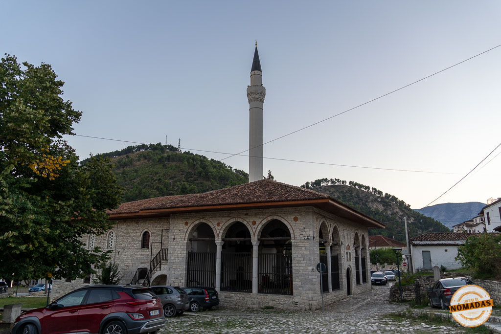 Vista de la Mezquita del Rey (Xhamia Mbret) en Berat, una de las mezquitas más antiguas de Albania y un lugar clave que ver en la ciudad.