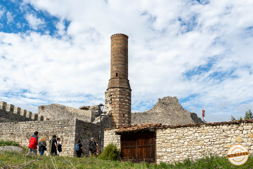 Ruinas de la Mezquita Roja (Xhamia e Kuqe) dentro del Castillo de Berat, con su minarete de ladrillo, un lugar histórico que ver en Berat.
