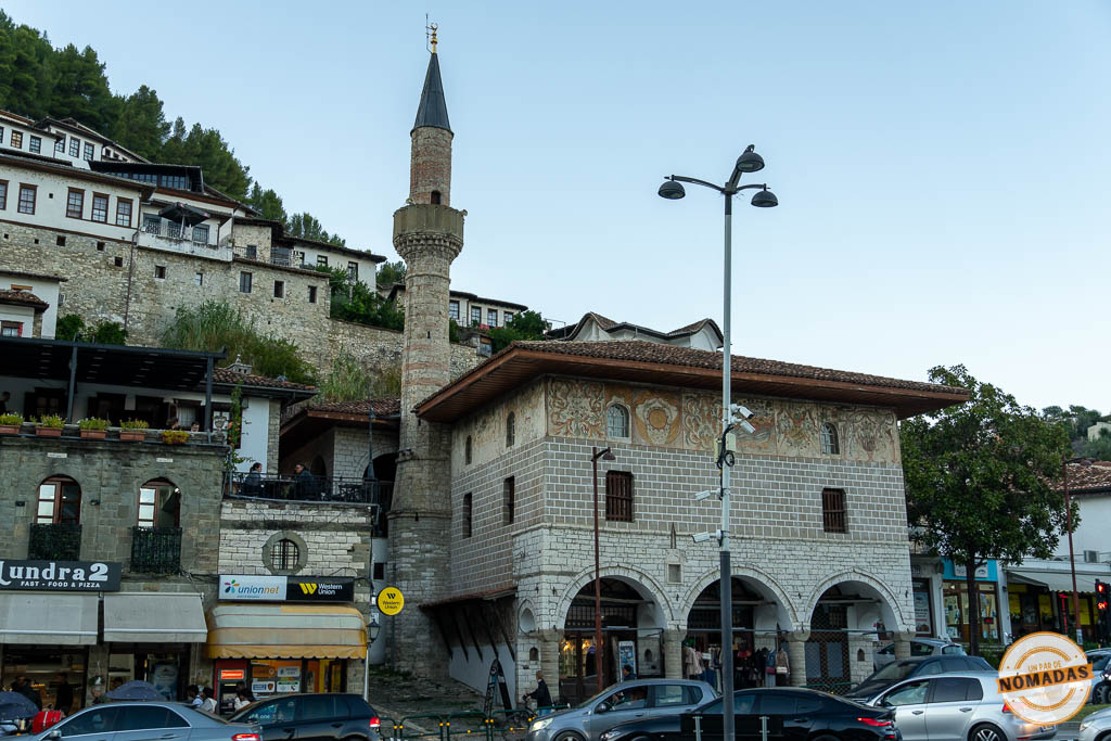 Fachada de la Mezquita de los Solteros (Xhamia e Beqarëve), un monumento importante que ver en Berat, Albania.