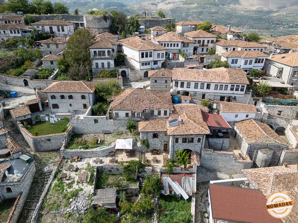 Vista aérea de las casas de piedra y tejados de Berat, con el Museo Etnográfico Nacional integrado en el histórico barrio de Mangalem.