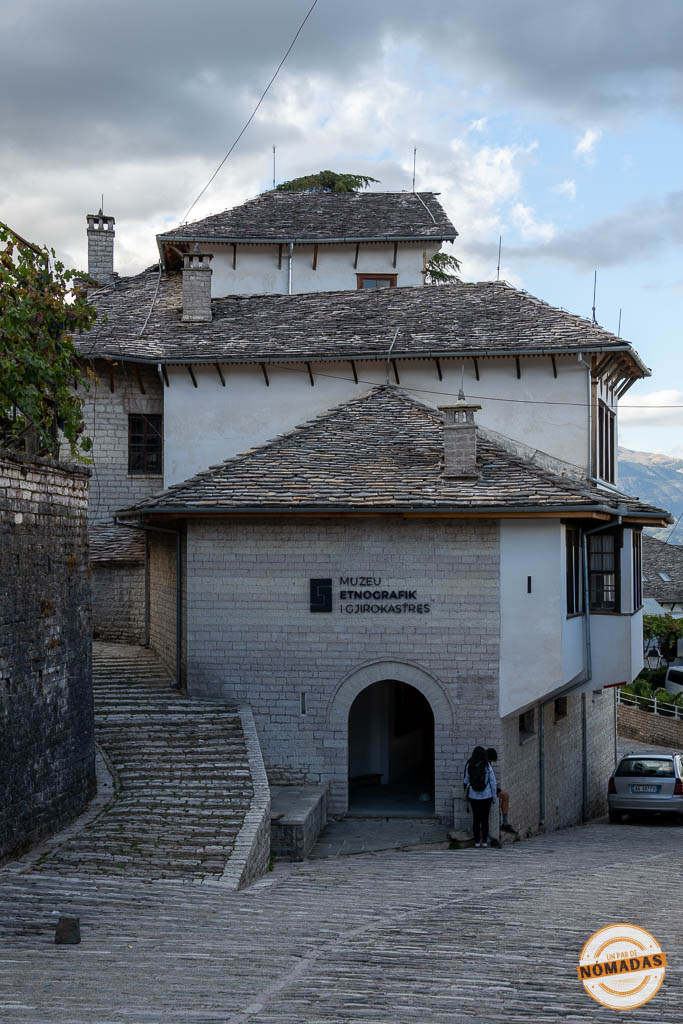 Fachada del Museo Etnográfico de Gjirokastër, la antigua casa de Enver Hoxha y un lugar clave que ver en Gjirokastër.