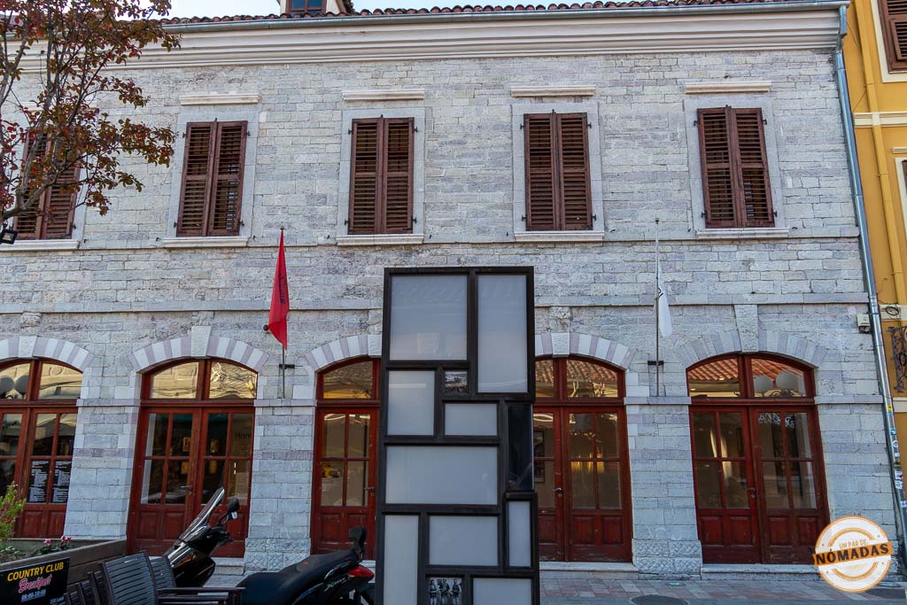 Fachada de piedra del Museo Nacional de Fotografía Marubi