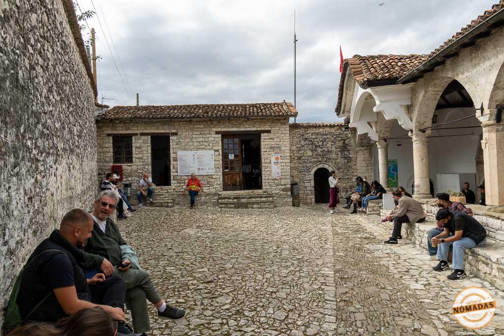 Patio de entrada al Museo de Iconografía Onufri, ubicado en la Iglesia del Tránsito de la Virgen