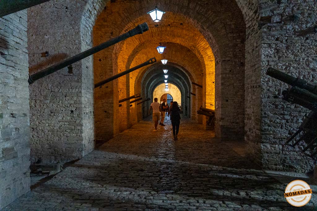 Pasillo del Museo de Armas y la antigua prisión dentro del Castillo de Gjirokastër.