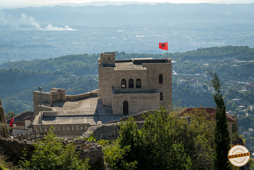 Vista exterior del Museo Nacional Skanderbeg dentro del Castillo de Krujë, un lugar imprescindible que ver en Krujë.
