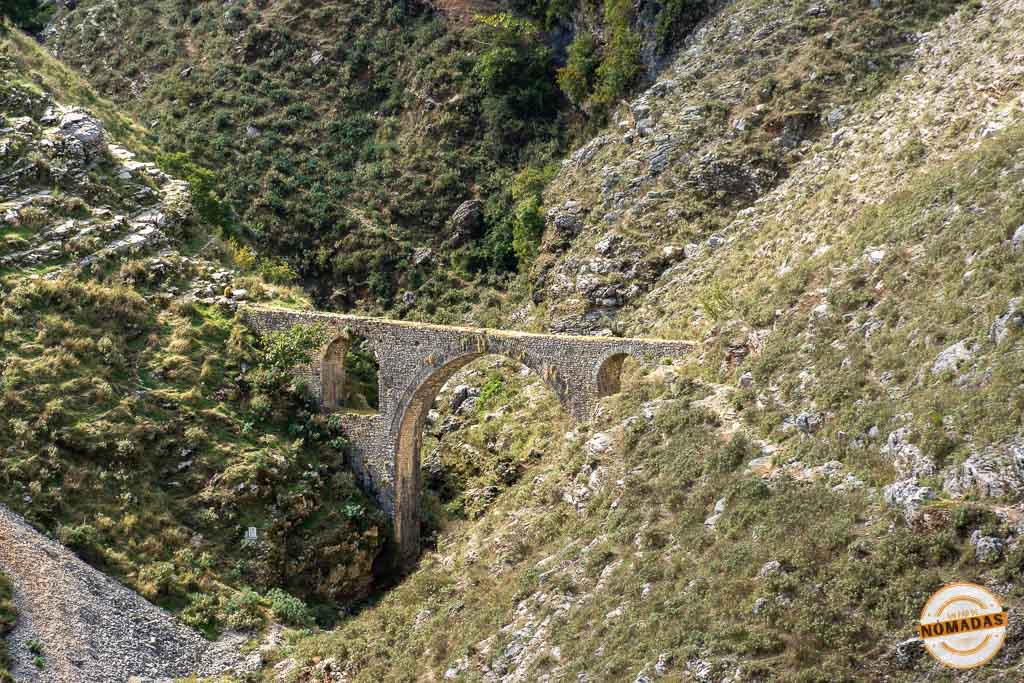 Antiguo acueducto o Puente de Ali Pasha en un barranco.