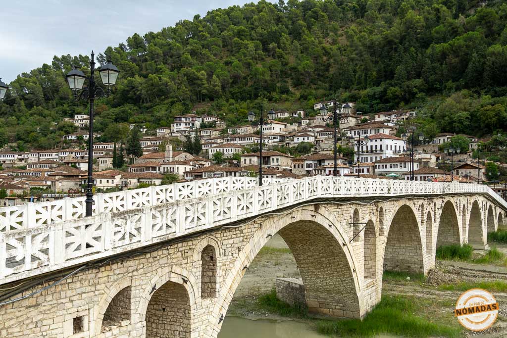 El Puente de Gorica sobre el río Osum, un puente otomano de piedra que ver en Berat, con el barrio de Gorica al fondo.