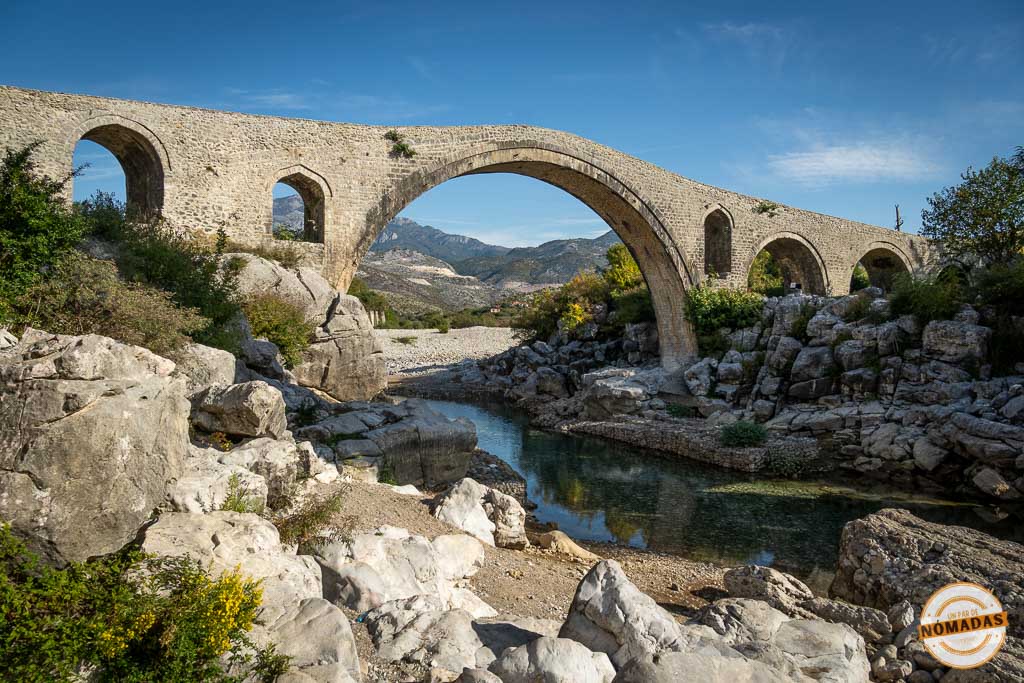 Vista desde el río del Puente de Mes (Ura e Mesit), un impresionante puente otomano de piedra