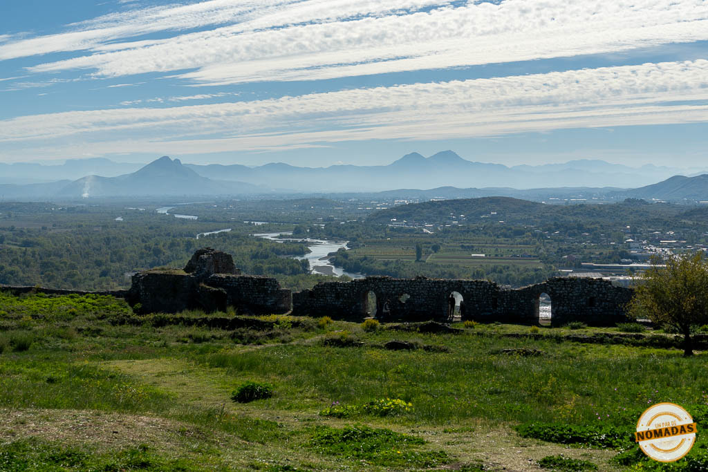 Vista panorámica de los ríos y montañas de Albania a través de las ruinas del Castillo de Rozafa, lo mejor que ver en Shkodër.