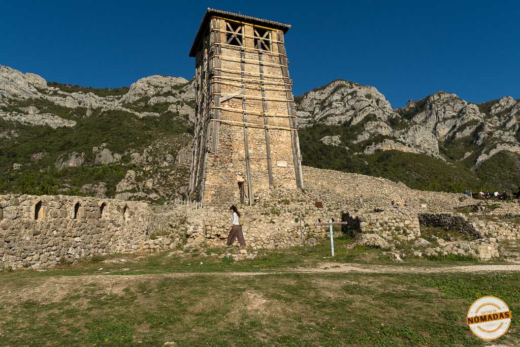 Ruinas de la antigua torre de vigia (Kulla e Sahatit) en el Castillo de Krujë