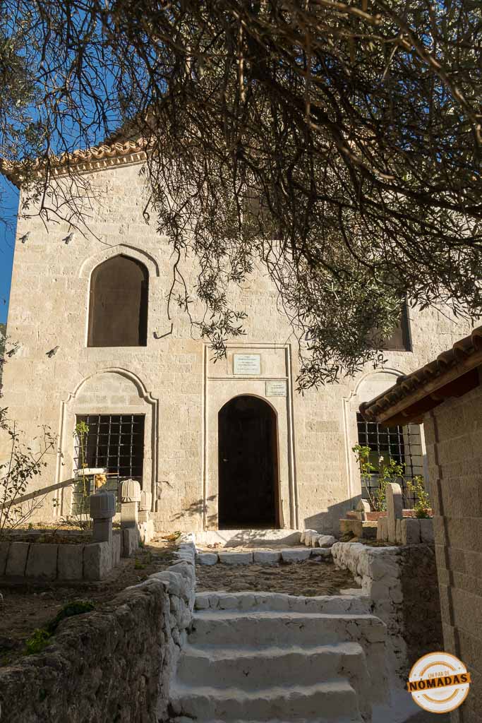 Fachada de la Teqe Dollma (Teqeja e Dollmës), un santuario Bektashi que ver en el Castillo de Krujë.