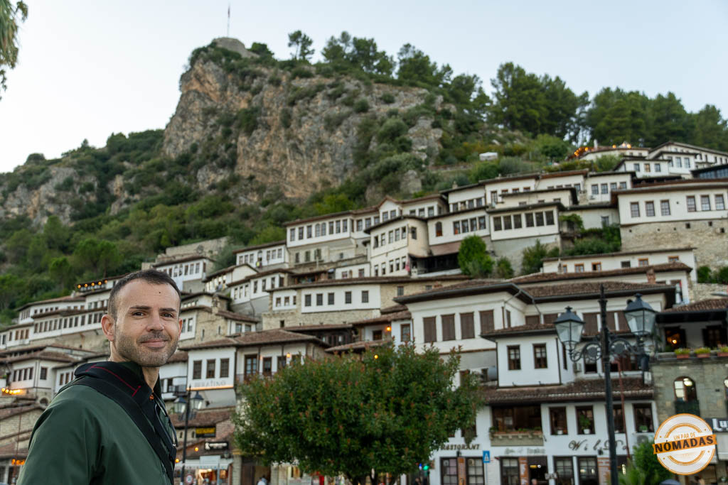 Hombre sonriendo en Berat, una prueba de que vale la pena visitar la Ciudad de las Mil Ventanas, un lugar clave que ver en Albania.