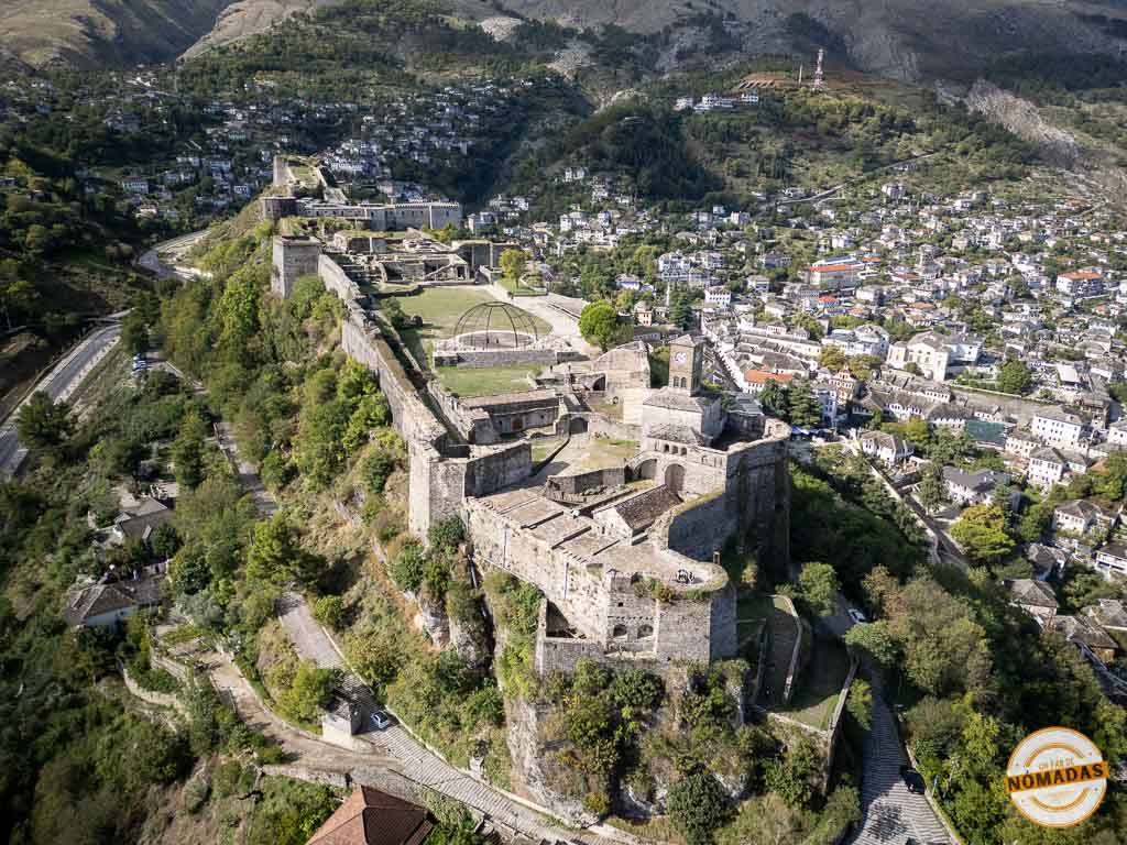Vista aérea del castillo y la ciudad de Gjirokastër, una imagen que demuestra por qué vale la pena visitar Gjirokastër.