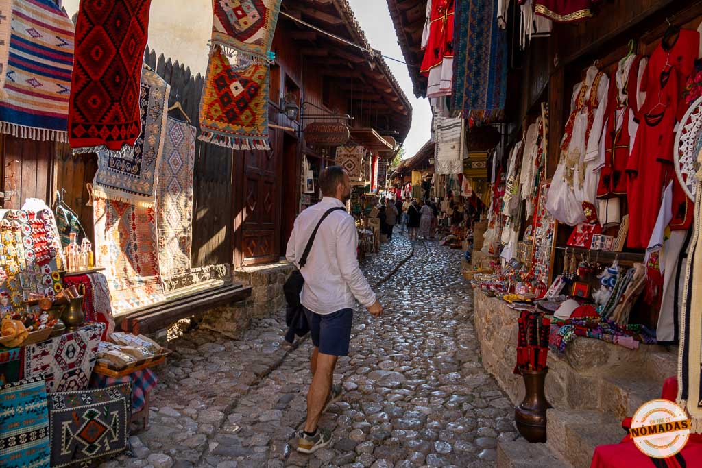 Hombre paseando por el Antiguo Bazar Otomano, una imagen que demuestra por qué vale la pena visitar Krujë, Albania.