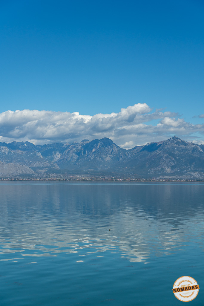 Impresionantes vistas del Lago Shkodër y las montañas de fondo, una razón de peso por la que vale la pena visitar Shkodër.
