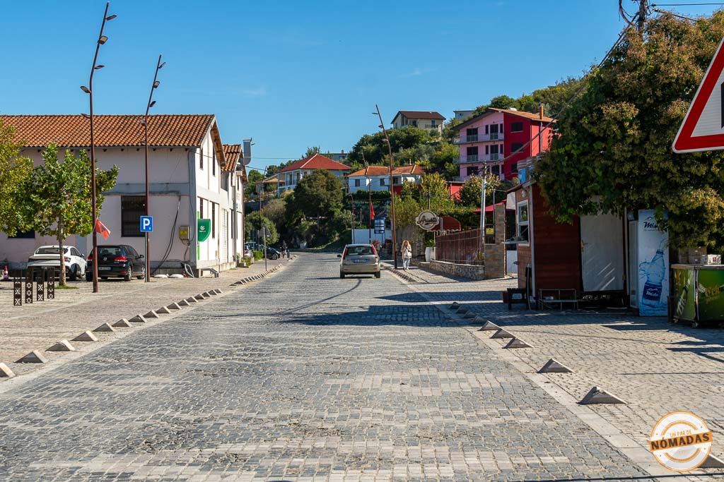 Calle adoquinada del pueblo de Shirokë, a orillas del Lago Skadar