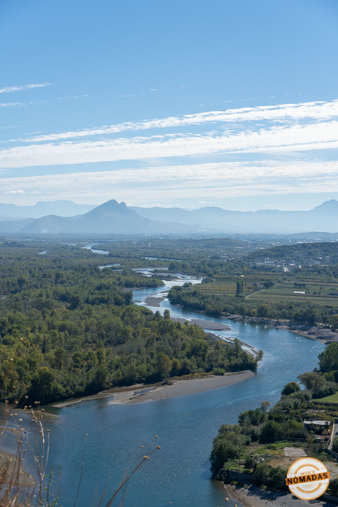 Vista panorámica vertical del río serpenteando por el valle y las montañas de fondo desde el Castillo de Rozafa