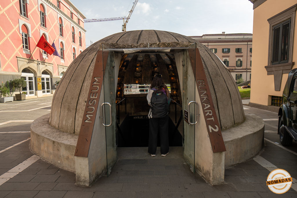 Entrada al museo Bunk'Art 2 en el centro de Tirana, formada por una cúpula de hormigón gris con retratos de víctimas en su interior.